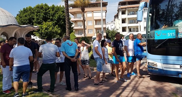 Külliye Camii önünde kaçak rehber denetimi