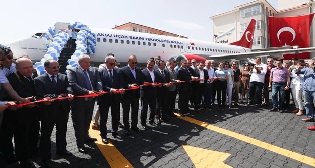 Lise bahçesindeki yolcu uçağını Bakan Çavuşoğlu açtı