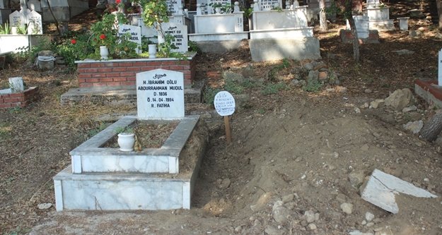 Mezar taşını söküp yanına "Bu iş bitmedi" yazılı tabela diktiler