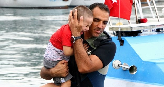 Ölümle burun buruna gelen 3'ü çocuk 7 kişiyi deniz polisi kurtardı