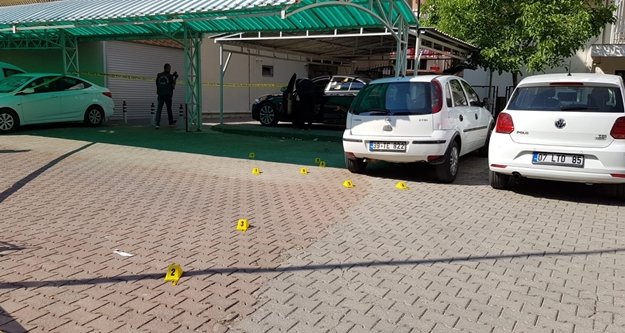 Park halindeki lüks otomobile silahlı saldırı