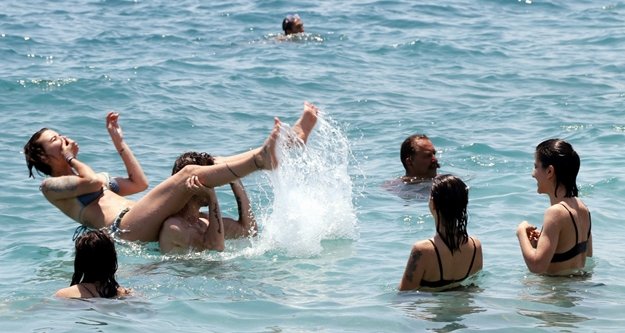 Seçimin yorgunluğunu denizde attılar