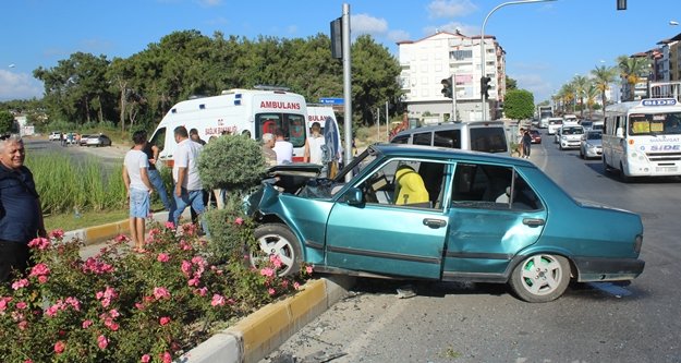 Suriyeli işçileri taşıyan otomobil kaza yaptı: 5 yaralı