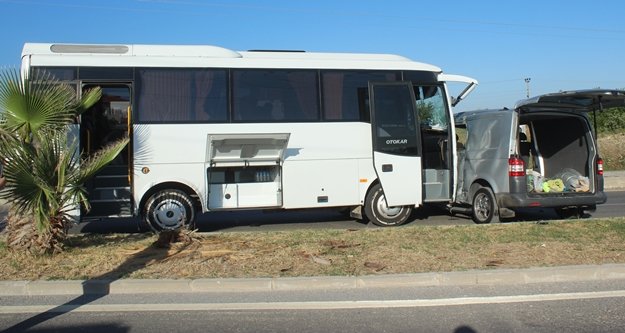 Tur midibüsü ticari araçla çarpıştı: 2 yaralı