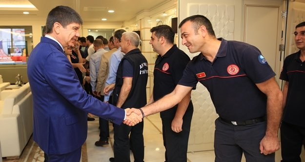 Türel, belediye çalışanlarıyla bayramlaştı