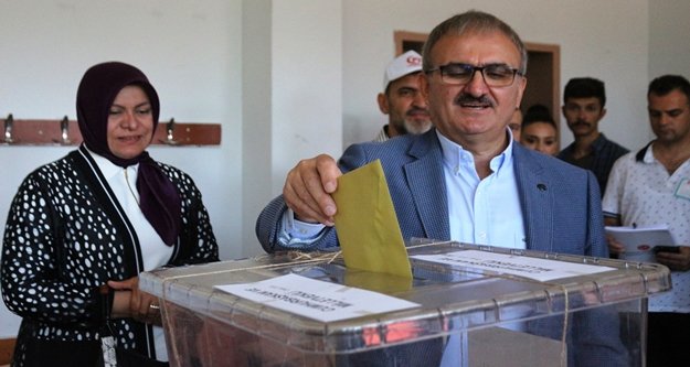 Vali Karaloğlu eşiyle birlikte oyunu kullandı