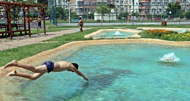 Antalya'da çocukların süs havuzu keyfi