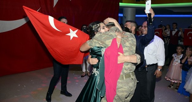 Askerden ablasına kına gecesi sürprizi