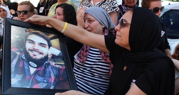 Dominik'te öldürdülen kameramanın annesinin feryatları yürek burktu