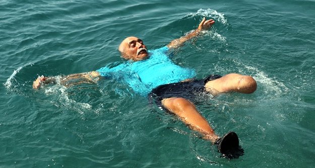 Engelli bireyler denizin tadını çıkarıyor