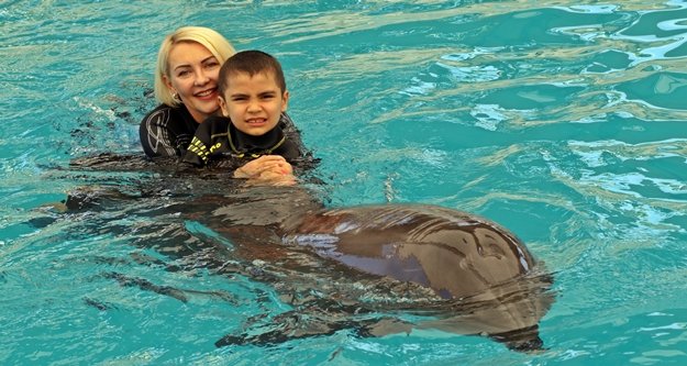 Hayatlarında ilk kez yunuslarla yüzen otizmli çocukların keyifli anları