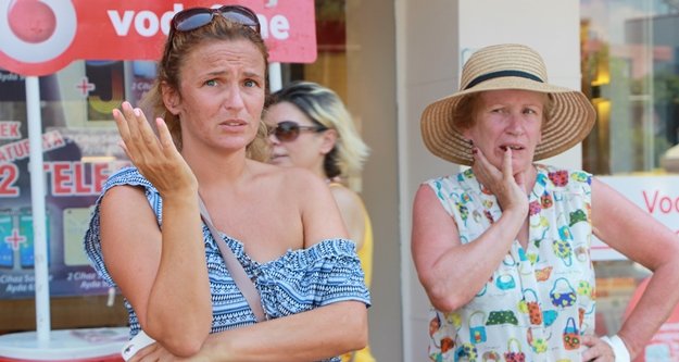 Kadın turistlerin banka kartlarını çaldılar