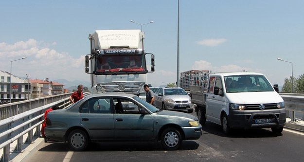 Köprülü kavşakta kaza