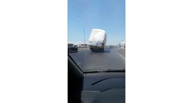 Manavgat-Antalya Karayolu'nda kamyonun tehlikeli yolculuğu