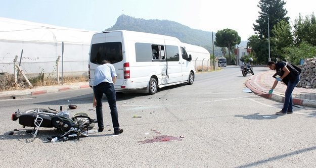 Minibüsle motosiklet çarpıştı: 1 yaralı