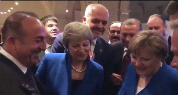 NATO Zirvesi’nde ilginç kare: Çavuşoğlu herkese izletti