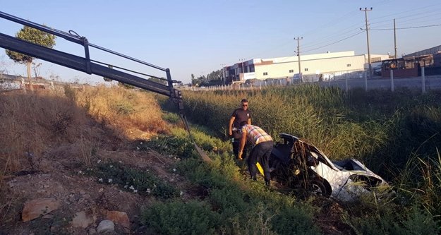 Takla atan otomobil kanala uçtu: 1 yaralı