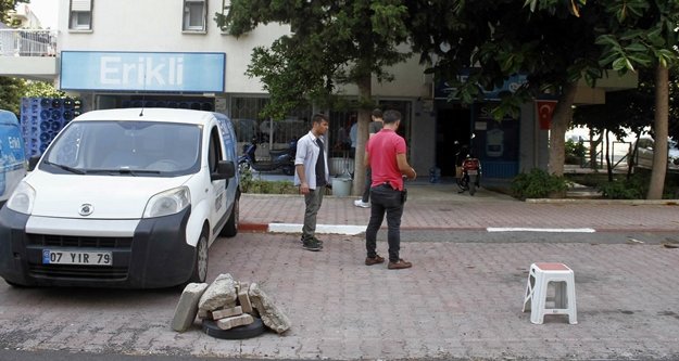 Türk bayrağı direğiyle birlikte çalındı