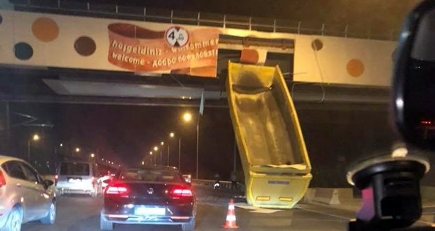 Açılan damper üst geçitte asılı kaldı