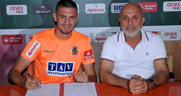 Alanyaspor Merih Demiral'a imza attırdı