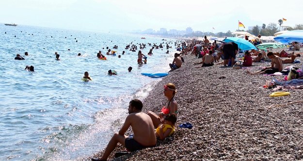 Antalya'da sahillerde bayram yoğunluğu