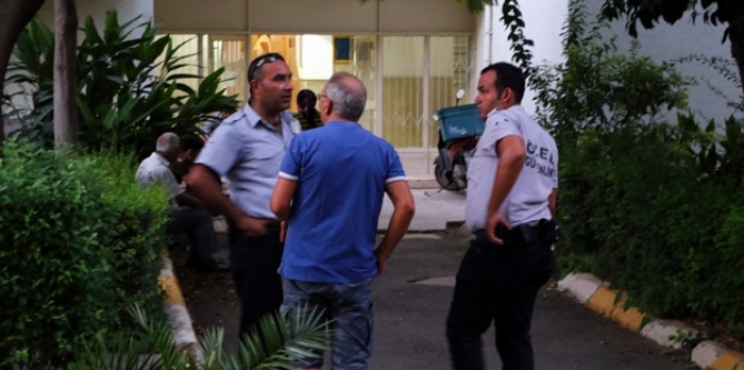 Babasının boğazını kesip öldüren genç çay içerken yakalandı