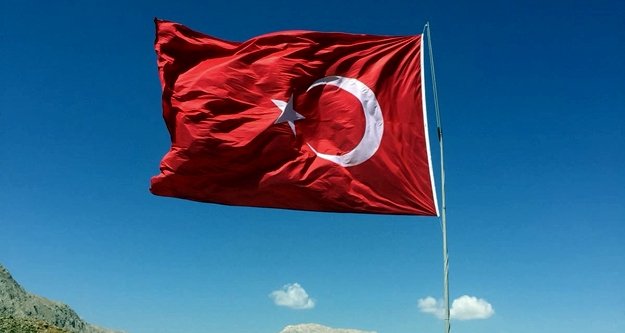 Başkan Yücel dev bayrağı anında yeniledi