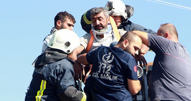 Elektrik işçisi akıma kapıldığı direkte mahsur kaldı