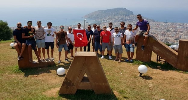 Erken, 30 Ağustos'u voleybolcularla kutladı