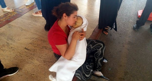 Hastane önünde yürek burkan görüntü