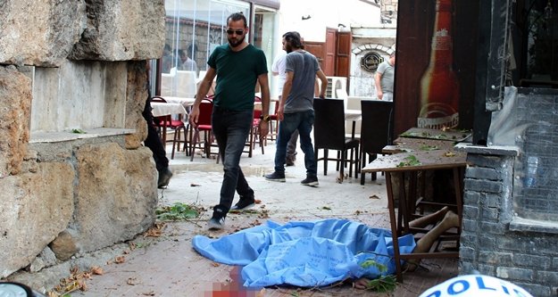 Kale surlarından beton zemine düşen kişi hayatını kaybetti