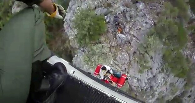 Kayalıklarda mahsur kalan yaralı, film gibi operasyonla kurtarıldı