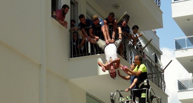 Kriz geçirip kendini eve kilitledi, polise zor anlar yaşattı