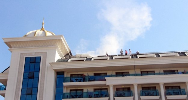 Otelin çatısındaki duman turistlere panik yaşattı