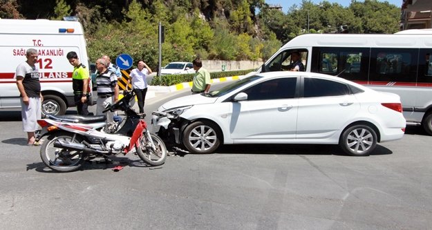 Otomobil ile motosiklet çarpıştı: 1 yaralı