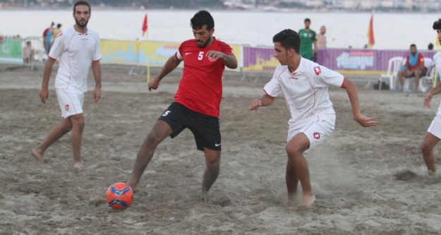 Plajda futbol heyecanı başladı