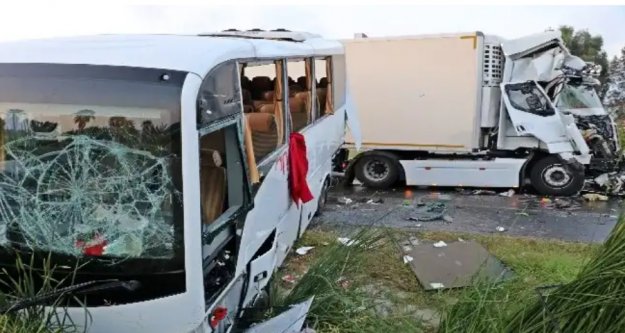 Rus turistleri taşıyan midibüse tır çarptı; 13 yaralı var