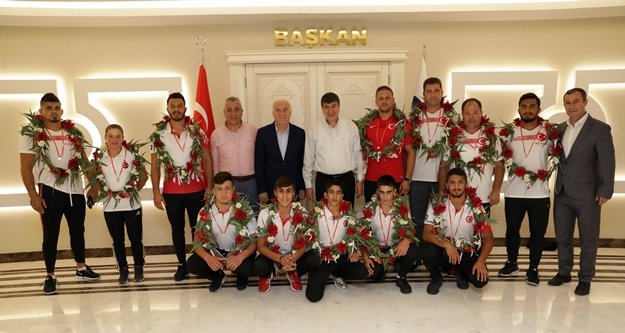 Türel, güreşçilerden yeni şampiyonluklar için söz aldı