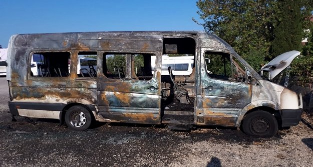 Turist taşıyan minibüs yangında küle döndü