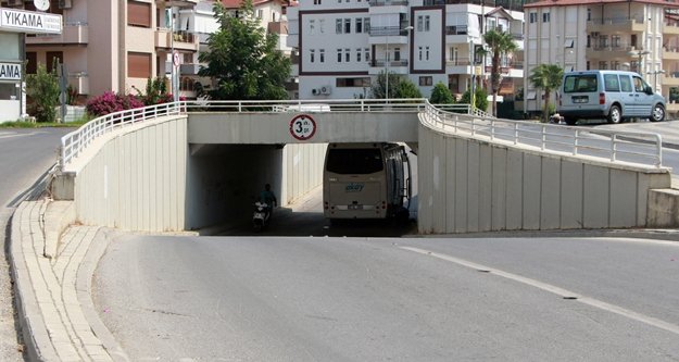 Turistleri taşıyan tur midibüsü alt geçitte sıkıştı