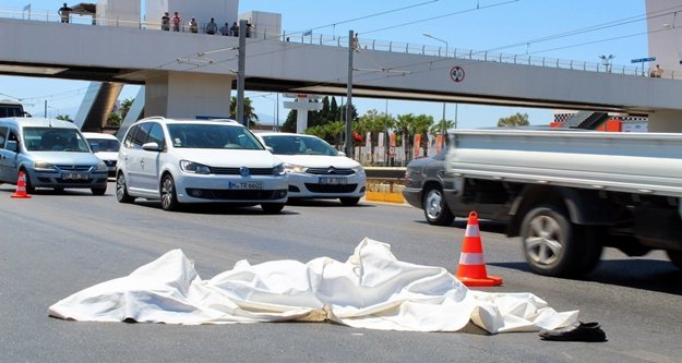 Üst geçidi kullanmayan yaya kazada öldü