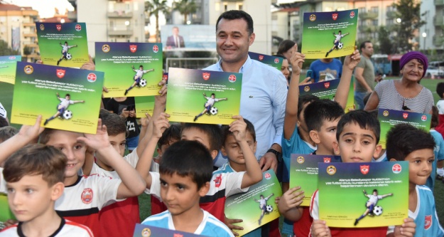 Yücel'den 375 öğrenciye sertifika