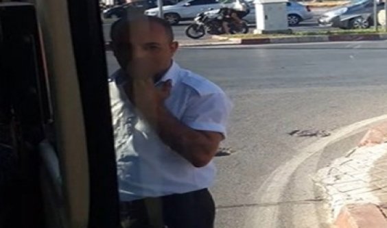 80 saniyelik kırmızı ışıkta şoförün sigara molası