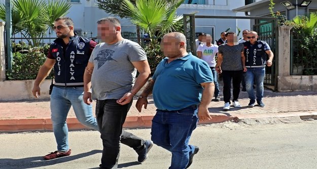 Adliyeye gülerek gittiler