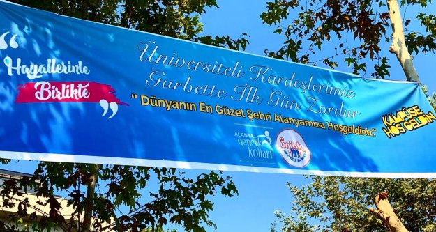 Ak Gençlik yeni üniversitelileri karşıladı