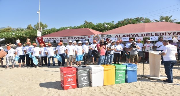 Alanya Belediyesi ve gönüllüler Plaj temizledi