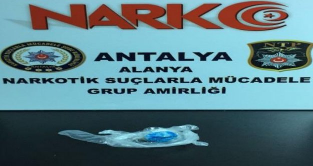 Alanya'da polisi görünce poşetiyle birlikte yuttu