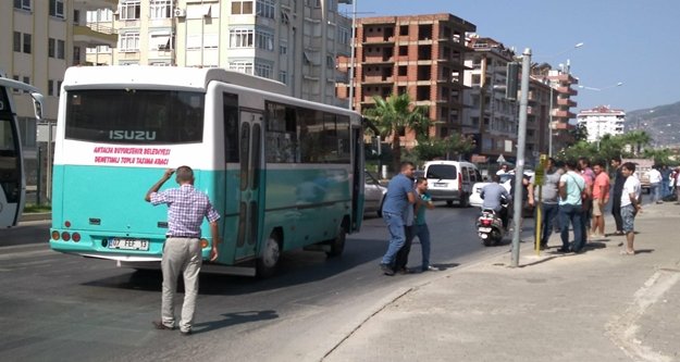 Alanya’da kaza! Halk otobüsü yayaya çarptı