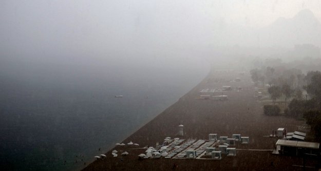 Aniden bastırdı, yarım saatte sahil ve sokakları boşalttı