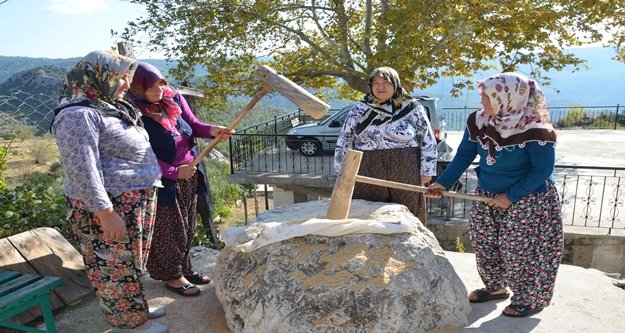 Atalardan kalan buğday dövme geleneği sürüyor